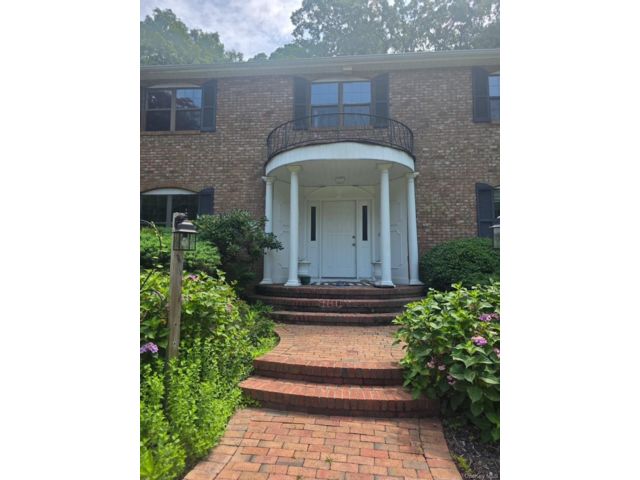  5 BR,  5.00 BTH &nbsp;Colonial style home in Melville