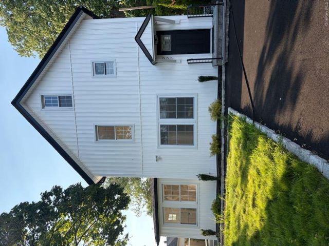  4 BR,  3.00 BTH &nbsp;Colonial style home in Babylon