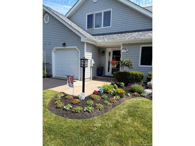  3 BR,  3.00 BTH &nbsp;Condo style home in Baiting Hollow