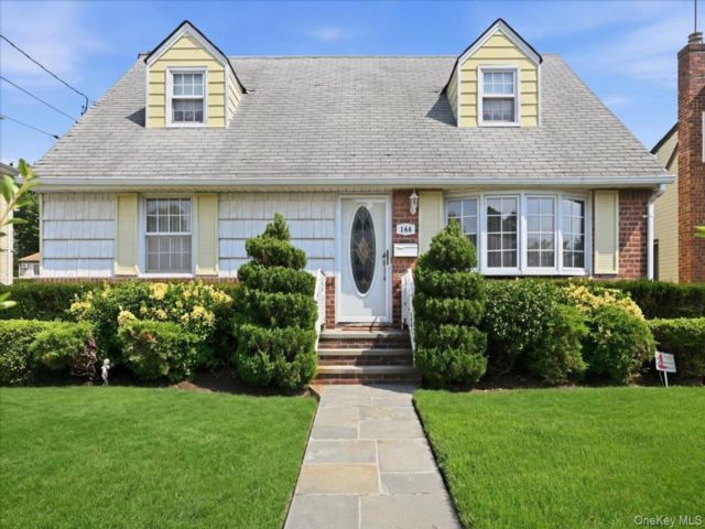  4 BR,  2.00 BTH &nbsp;Cape cod style home in Albertson