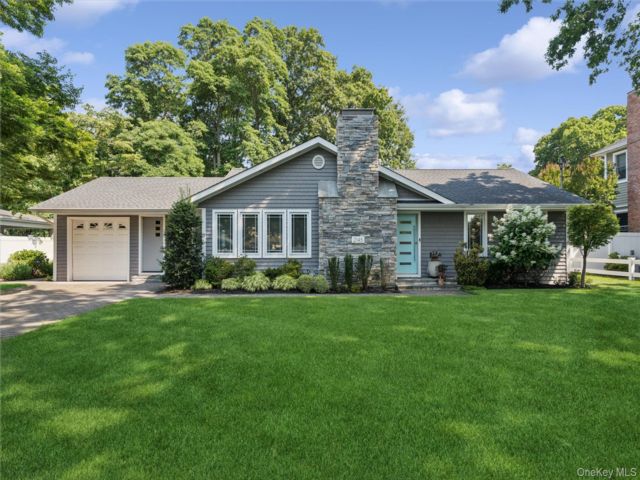  3 BR,  2.00 BTH &nbsp;Ranch style home in Merrick