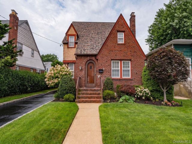 3 BR,  2.00 BTH &nbsp;Tudor style home in Merrick