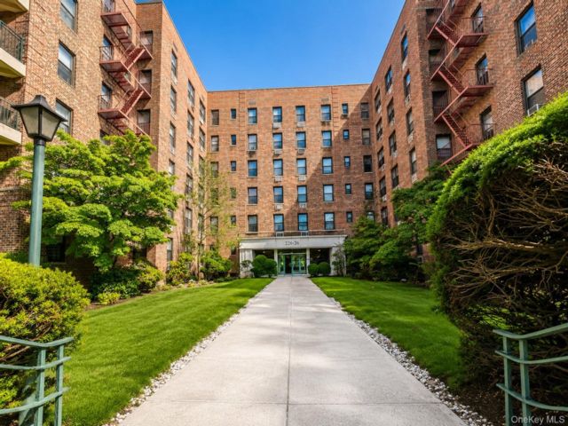  1 BR,  1.00 BTH &nbsp;Garden style home in Oakland Gardens