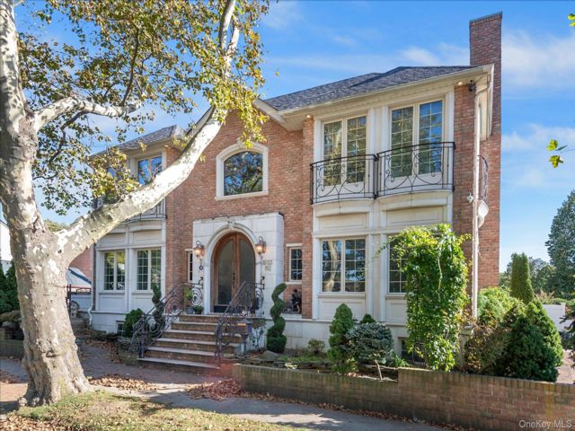  4 BR,  4.00 BTH &nbsp;Colonial style home in Jamaica Estates