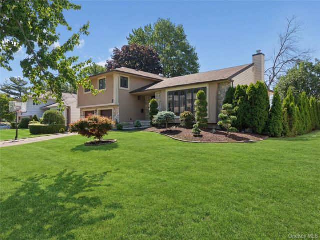  4 BR,  3.00 BTH &nbsp;Split level style home in Searingtown