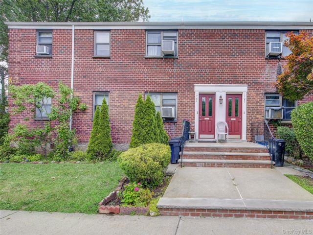  3 BR,  1.00 BTH &nbsp;Garden style home in Whitestone