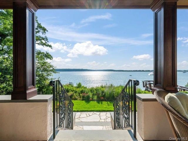  3 BR,  3.00 BTH &nbsp;Colonial style home in Oyster Bay