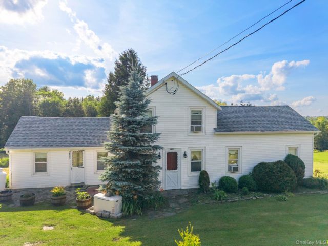  3 BR,  1.00 BTH &nbsp;Farmhouse style home in Call Listing Agent