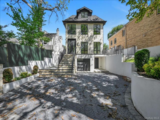  6 BR,  6.00 BTH &nbsp;Colonial style home in Jamaica Estates