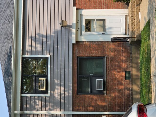  2 BR,  2.00 BTH &nbsp;Garden style home in Oakland Gardens