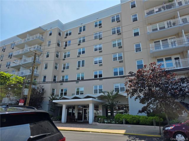  1 BR,  1.00 BTH &nbsp;High rise style home in Long Beach
