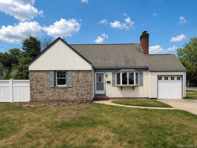  4 BR,  2.00 BTH &nbsp;Exp cape style home in Wantagh