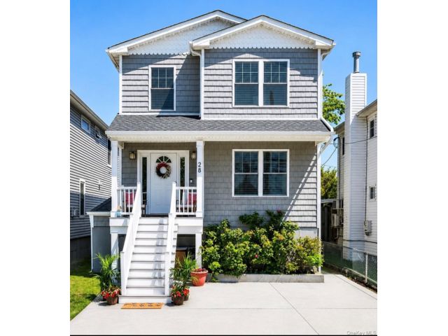  3 BR,  3.00 BTH &nbsp;Colonial style home in Island Park