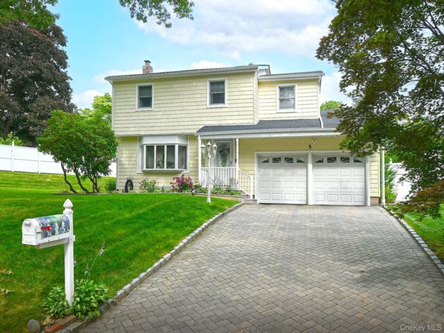  4 BR,  3.00 BTH &nbsp;Colonial style home in Huntington Station