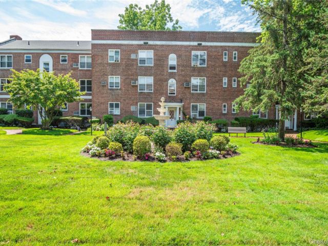  1 BR,  1.00 BTH &nbsp;Mid rise style home in Great Neck