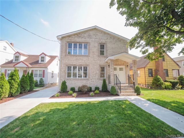  7 BR,  4.00 BTH &nbsp;House style home in Rosedale