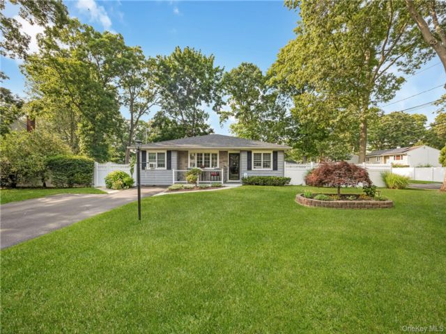  3 BR,  2.00 BTH &nbsp;Ranch style home in Ronkonkoma
