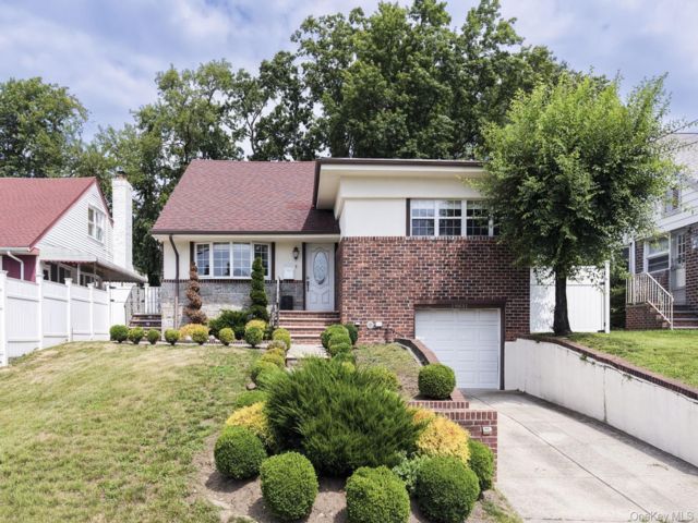  4 BR,  4.00 BTH &nbsp;Split level style home in Holliswood