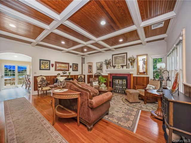  3 BR,  3.00 BTH &nbsp;Farmhouse style home in Blue Point