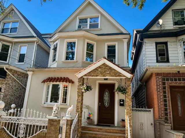 13 BR,  3.00 BTH &nbsp;Colonial style home in Elmhurst