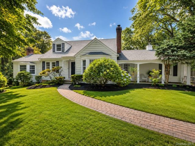  4 BR,  3.00 BTH &nbsp;Exp cape style home in East Norwich