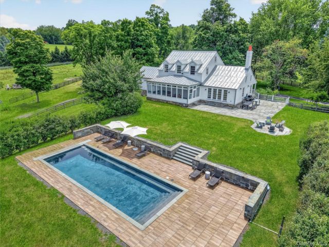  3 BR,  3.00 BTH &nbsp;Farmhouse style home in Montgomery