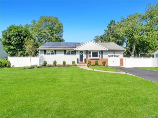  3 BR,  2.00 BTH &nbsp;Ranch style home in Melville