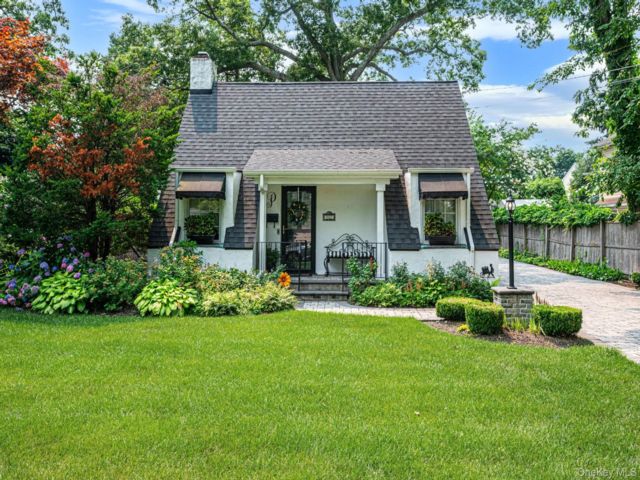  2 BR,  2.00 BTH &nbsp;Ranch style home in Brightwaters