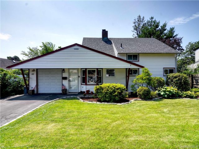  4 BR,  2.00 BTH &nbsp;Cape cod style home in Levittown