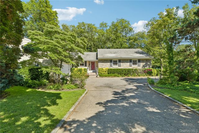  4 BR,  3.00 BTH &nbsp;Ranch style home in Garden City