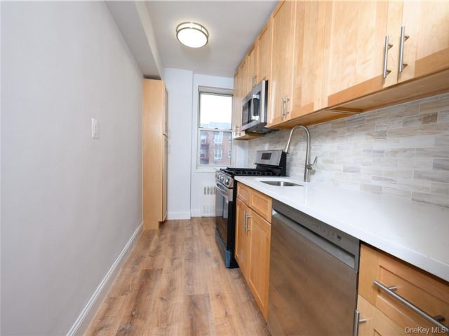  1 BR,  1.00 BTH &nbsp;Mid rise style home in Yonkers