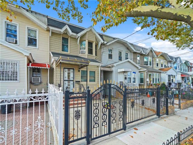  2 BR,  3.00 BTH &nbsp;Colonial style home in Ozone Park