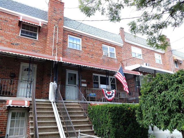  3 BR,  2.00 BTH &nbsp;Colonial style home in Throggs Neck