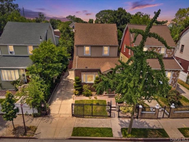  4 BR,  2.00 BTH &nbsp;Colonial style home in Saint Albans