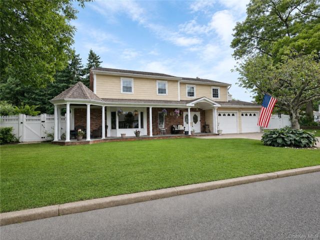  5 BR,  3.00 BTH &nbsp;Colonial style home in Holbrook