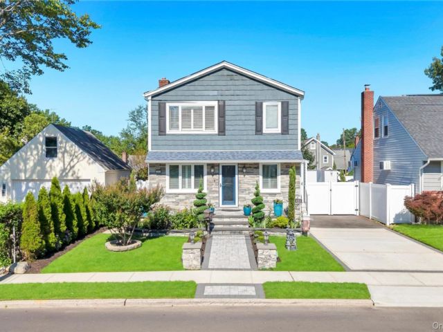  4 BR,  4.00 BTH &nbsp;Colonial style home in Franklin Square
