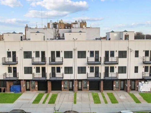  9 BR,  7.00 BTH &nbsp;Contemporary style home in East Flatbush