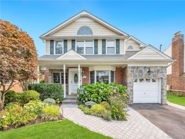  4 BR,  4.00 BTH &nbsp;Colonial style home in New Hyde Park