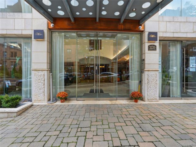  4 BR,  3.00 BTH &nbsp;High rise style home in Kingsbridge