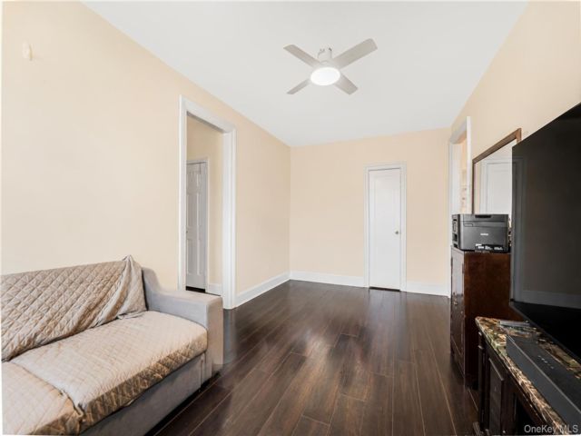  1 BR,  1.00 BTH &nbsp;Mid rise style home in Claremont Park