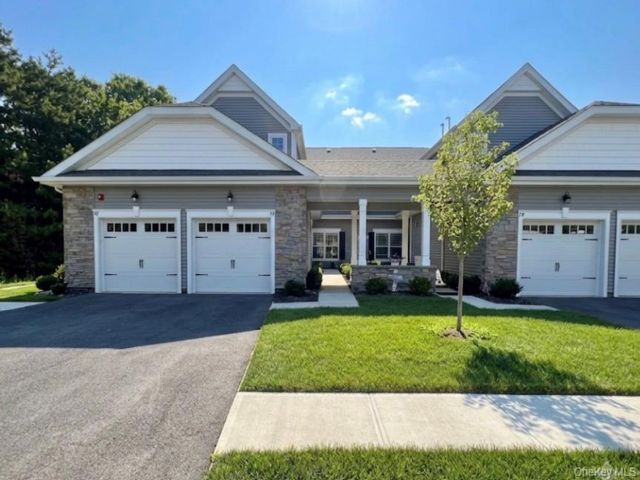 2 BR,  2.00 BTH &nbsp;Condo style home in Coram