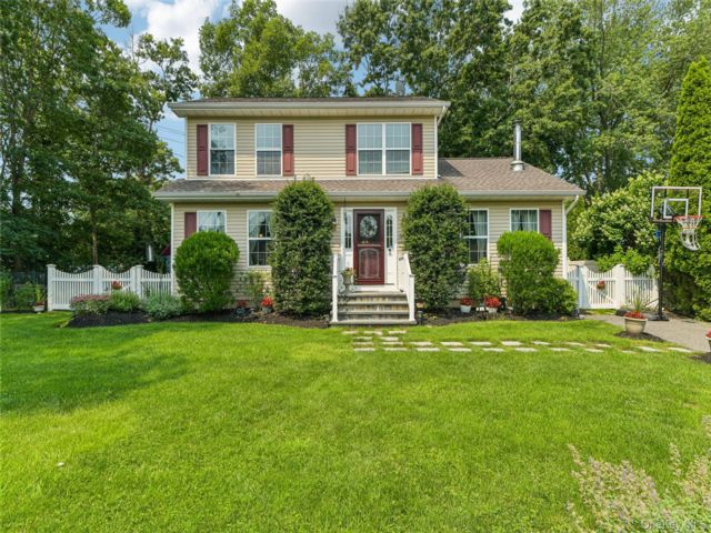  4 BR,  2.00 BTH &nbsp;Colonial style home in Miller Place