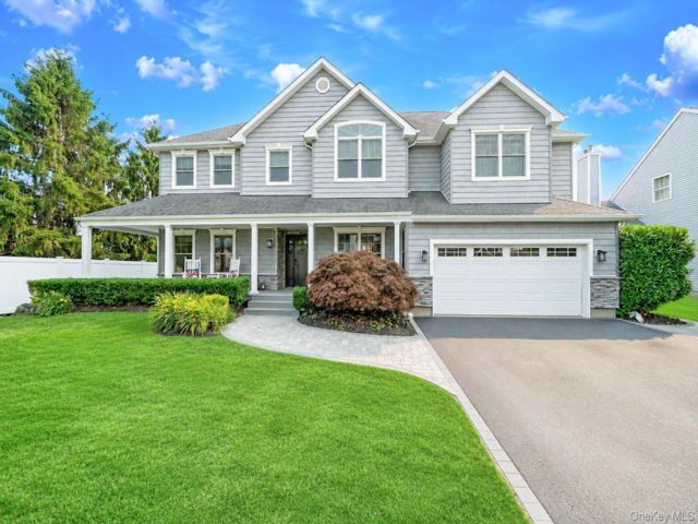  5 BR,  5.00 BTH &nbsp;Colonial style home in Holtsville