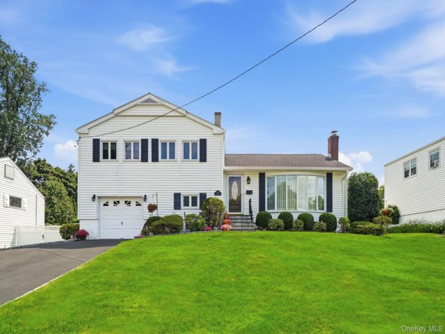  4 BR,  3.00 BTH &nbsp;Split level style home in Hartsdale