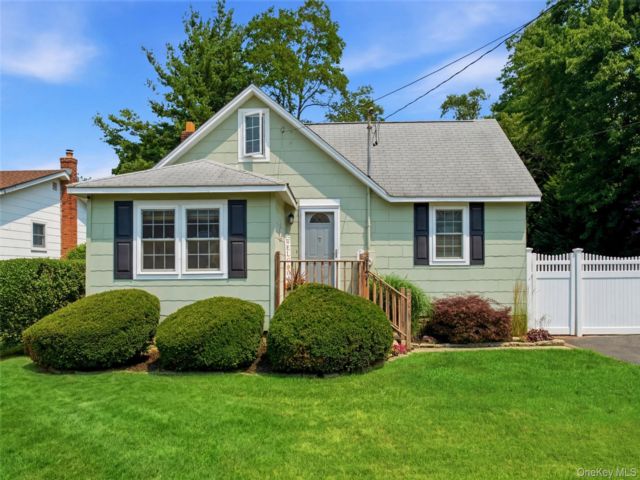  3 BR,  1.00 BTH &nbsp;Cape cod style home in West Babylon