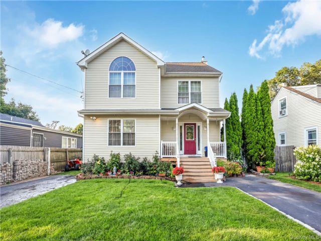  6 BR,  2.00 BTH &nbsp;Colonial style home in Copiague