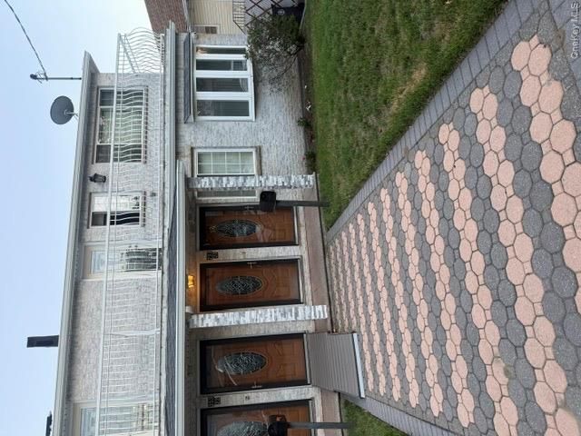  3 BR,  2.00 BTH &nbsp;Full floor apar style home in Rosedale