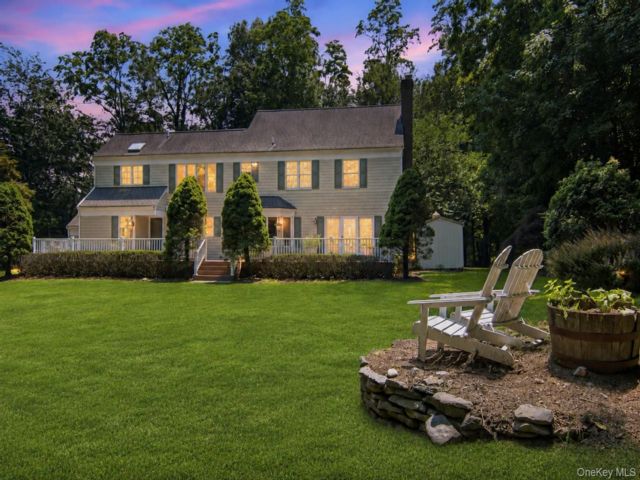  4 BR,  3.00 BTH &nbsp;Colonial style home in Mount Sinai