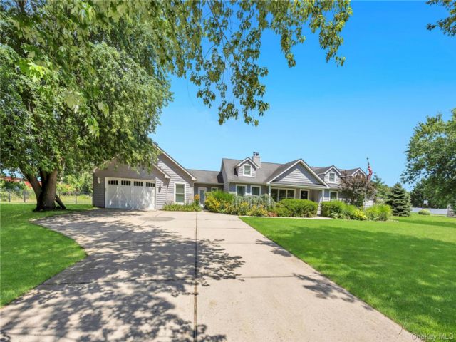  5 BR,  5.00 BTH &nbsp;Exp ranch style home in Manorville