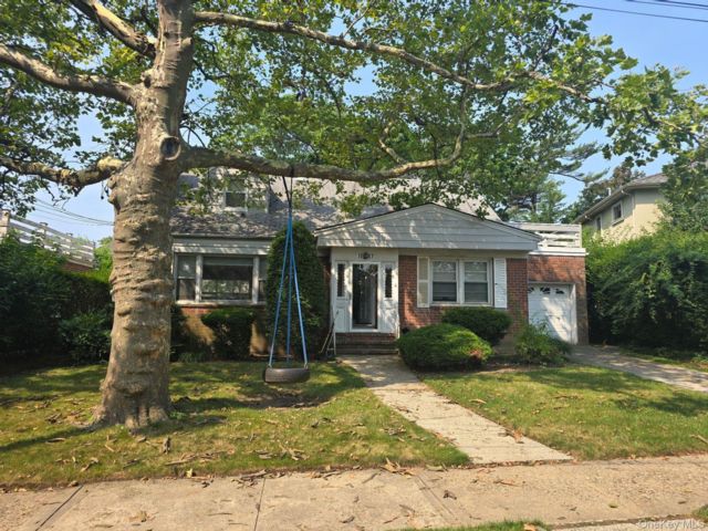  4 BR,  3.00 BTH &nbsp;Exp ranch style home in Far Rockaway